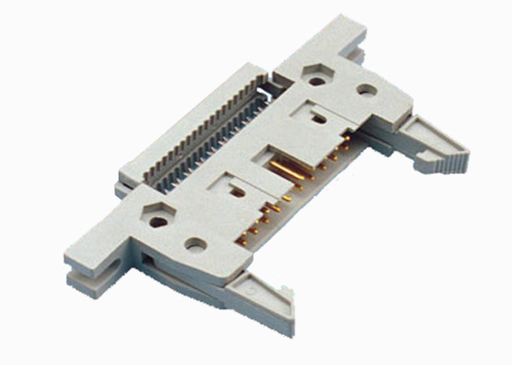 PBT PA6T a enveloppé le fil de cuir embouti de l'en-tête IDC d'éjecteur 20P 3A avec la serrure